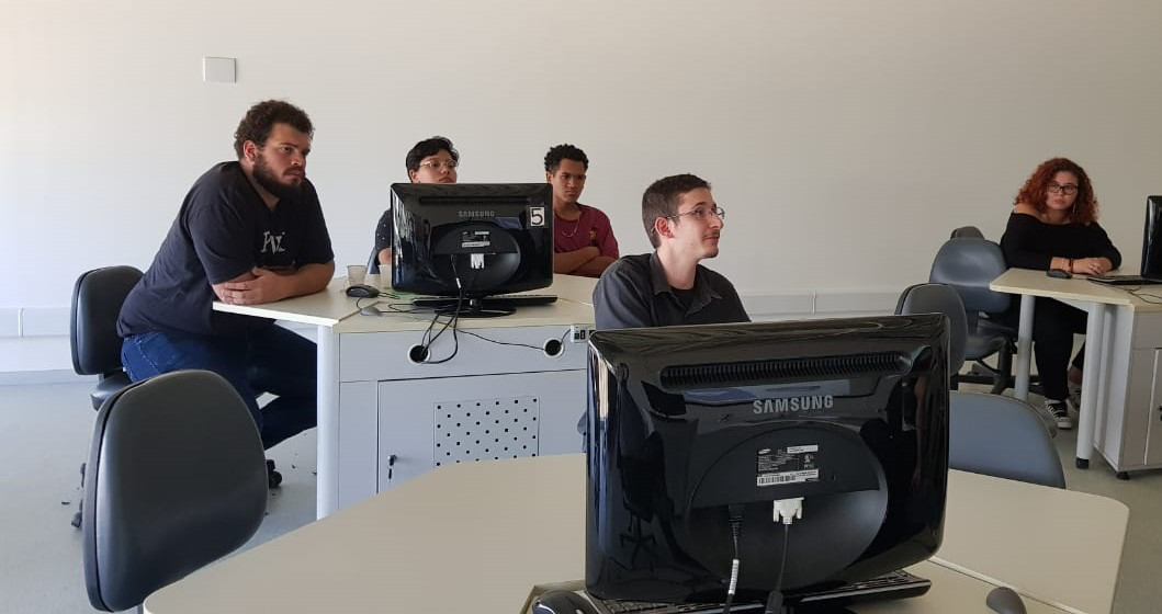 Foto: Estudantes de Física do IFSP-Caraguatatuba na Sala Inteligente do LPECT/ITA