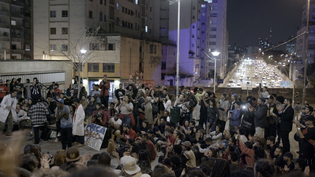 Cena do documentário Espero tua (re)volta