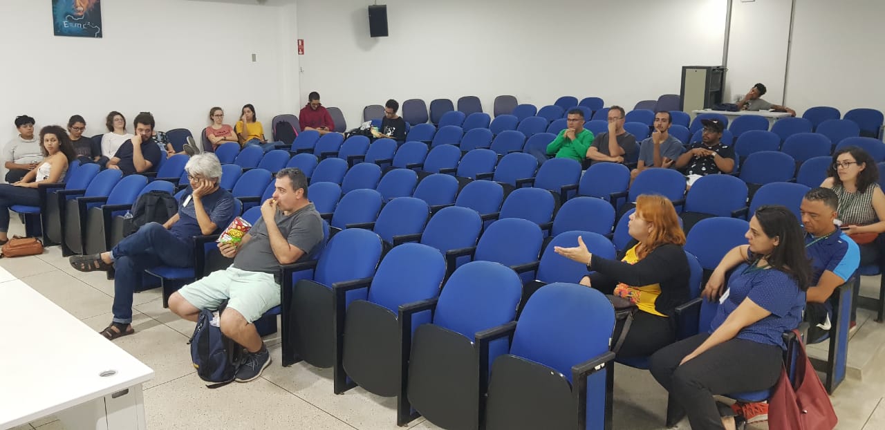 Público presente no cinedebate sobre Espero tua (re)volta