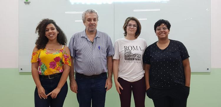 Foto: Beatriz, professor Ricardo Plaza, Amanda e Nicoli
