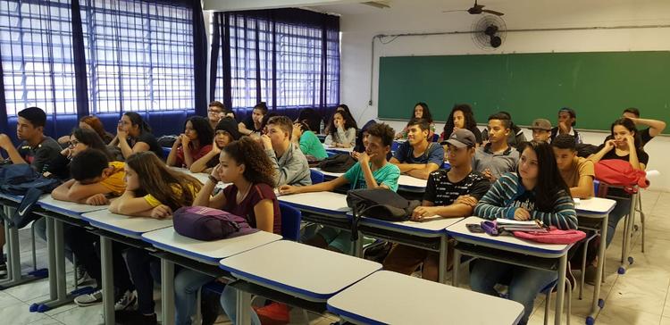 Foto: Alunos da Escola Bernardino assistem as apresentações realizadas