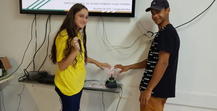 Foto: Alunos da Escola Bernardino interagem com um globo de plasma