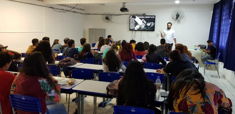 Foto: Alunos presentes vistos dos fundos da sala, durante uma das palestras