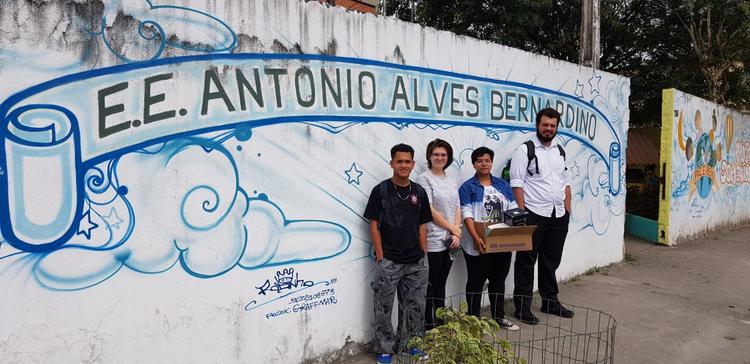 Foto: André, Amanda, Nicoli e Vinicius em frente à Escola Bernardino