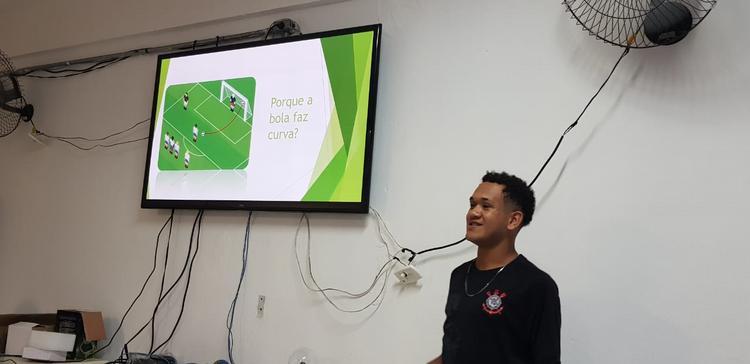 Foto: André em sua apresentação na Escola Bernardino