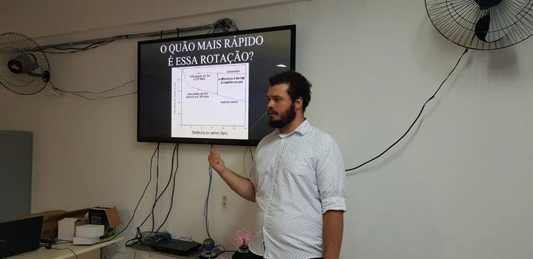 Foto: Vinicius em sua apresentação na Escola Bernardino