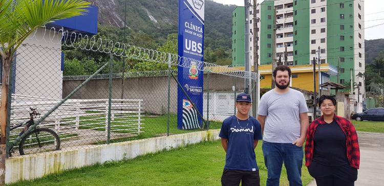 Foto: André, Vinicius e Nicoli em frente à UBS-Sumaré