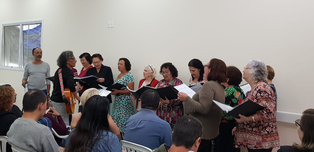 Foto: Rachel e o coral cantam belas músicas aos presentes