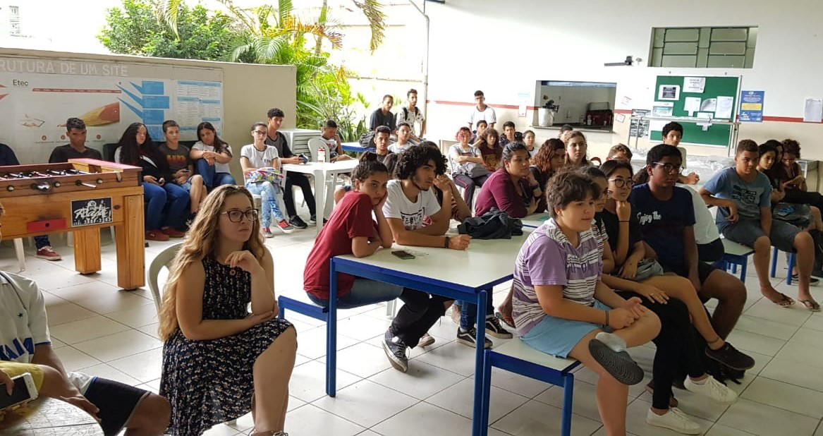 Foto: Alunos prestam atenção na apresentação realizada por Beatriz Aguida