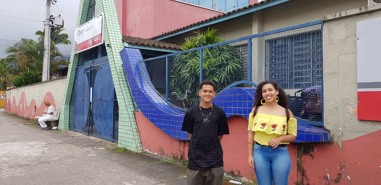 Foto: André e Beatriz na entrada da ETEC-Caraguatatuba