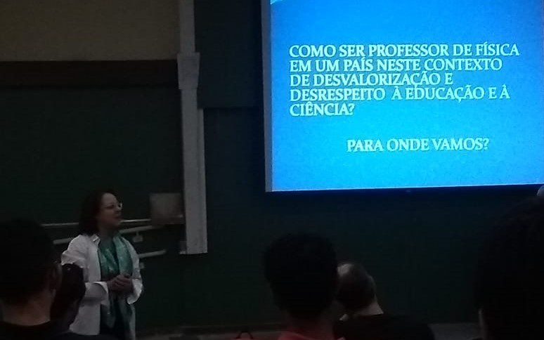 Foto: Professora Maria Lucia Abib, na Mesa de Abertura do evento