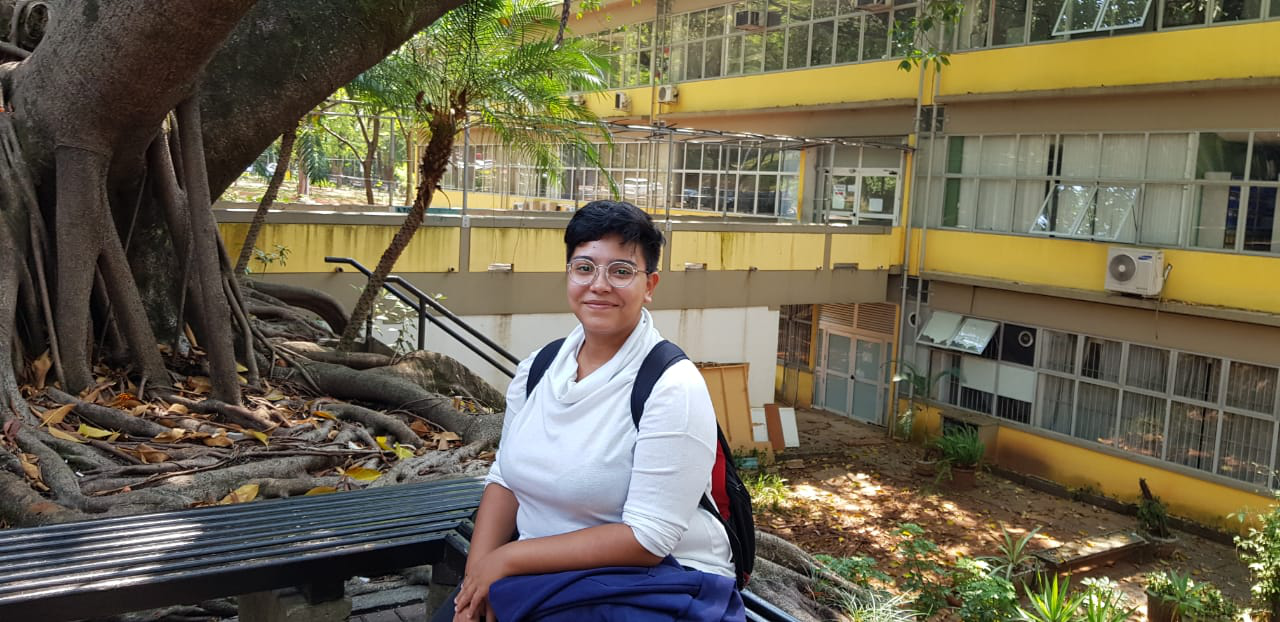 Foto: Nicoli em frente a um dos prédios do Instituto de Física da USP