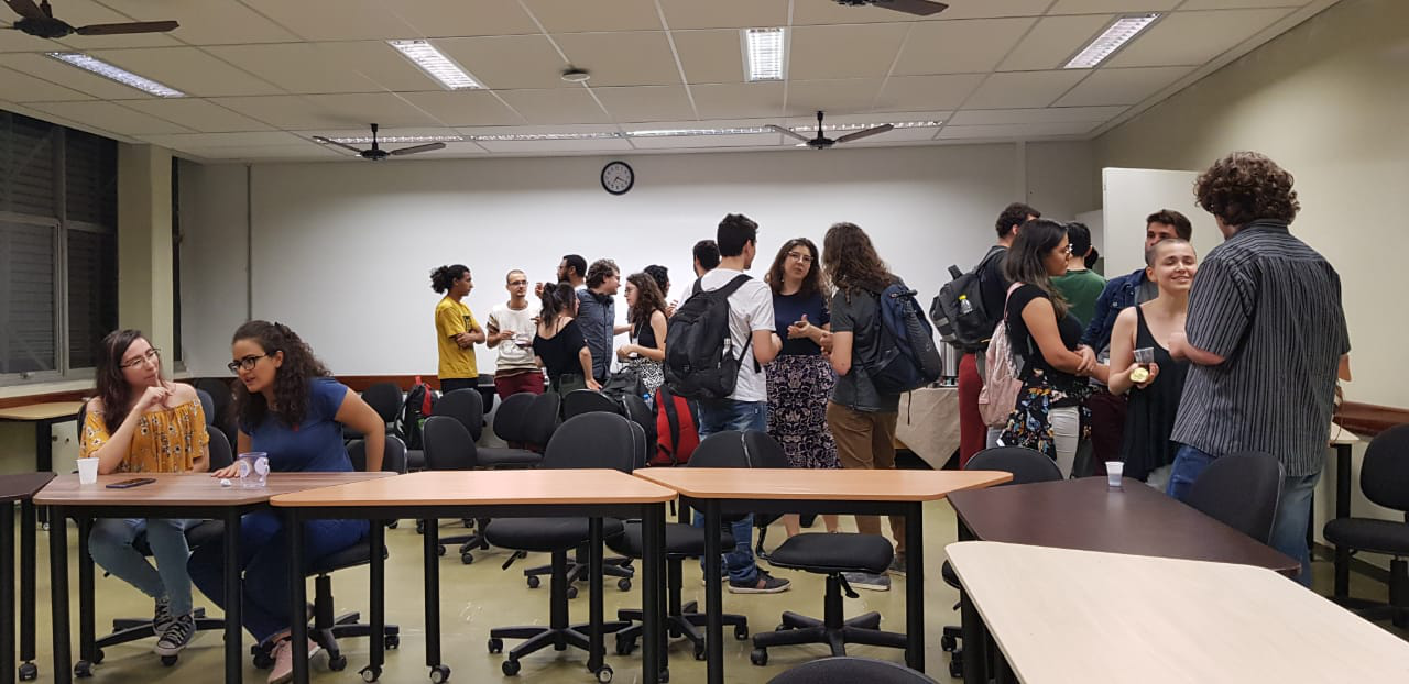 Foto: Presentes confraternizam-se ao final do evento