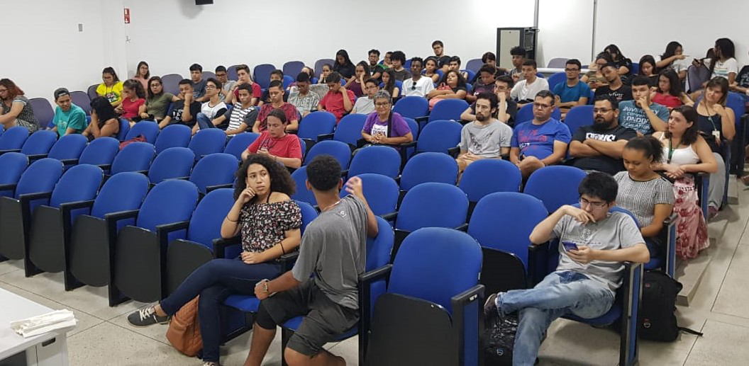 Foto: Público presente debateu os temas abordados pelo documentário de Michael Moore