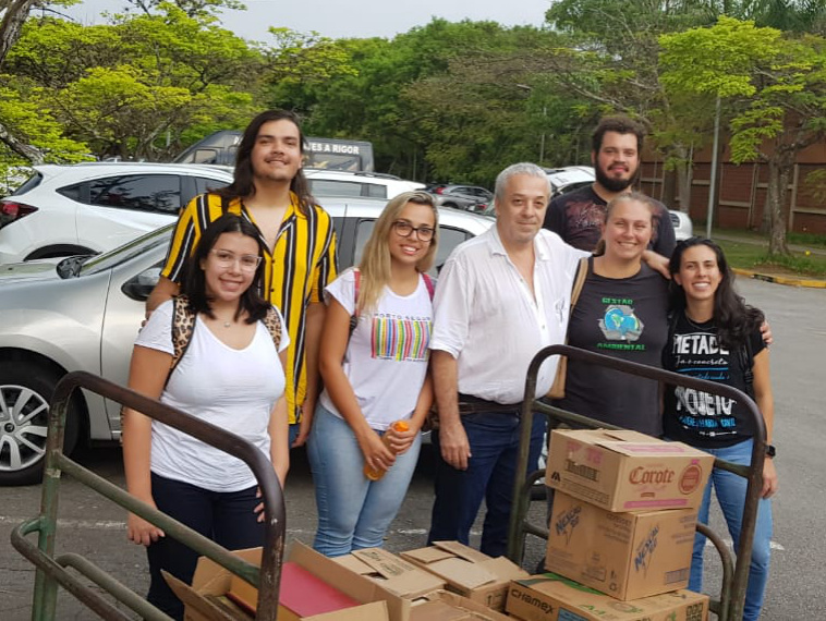 Foto: Professores Ricardo e Vassiliki com parte do acervo doado na Escola Politécnica da USP