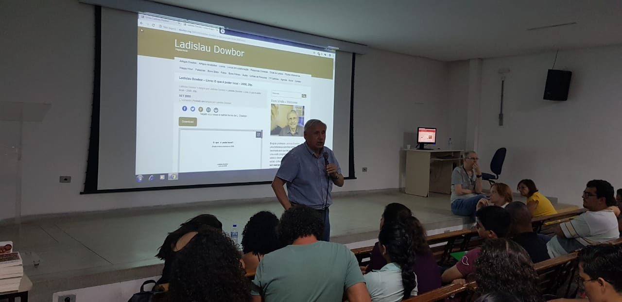 Foto: Professor Ladislau Dowbor em sua palestra no período matutino