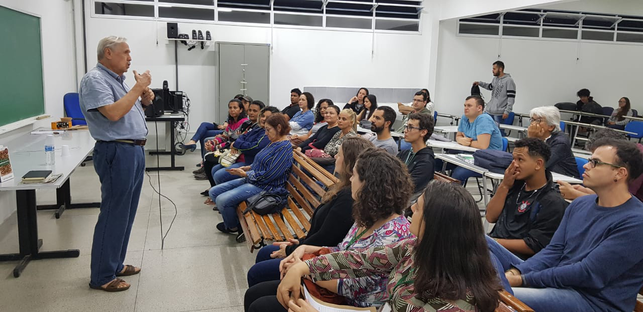 Foto: Palestra do professor Ladislau Dowbor no período noturno