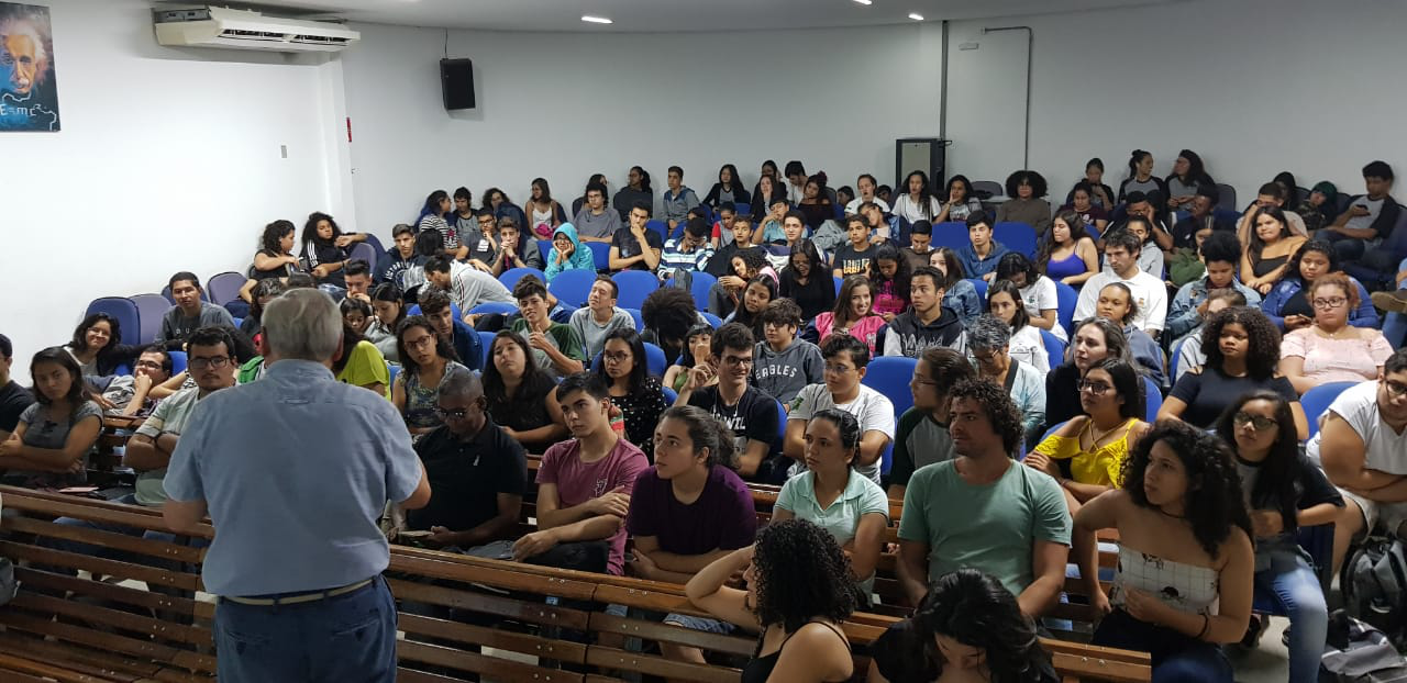 Foto: Professor Ladislau Dowbor (de costas) ministra palestra no período matutino