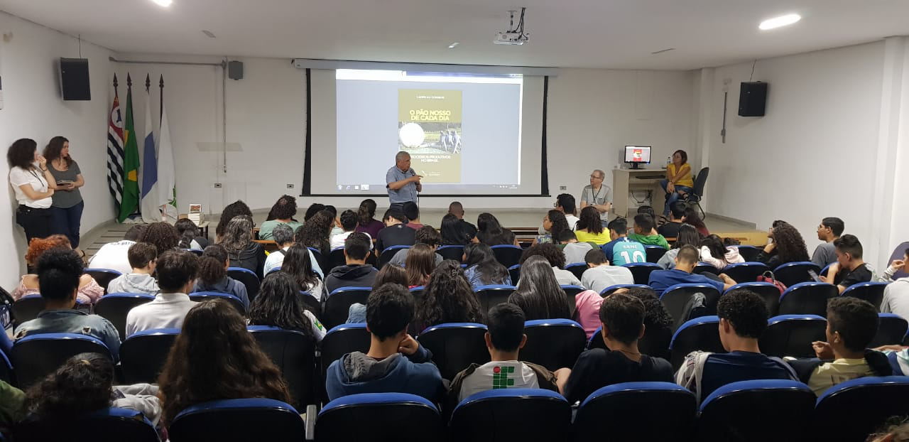 Foto: Palestra do professor Dowbor da manhã vista a partir dos fundos do auditório