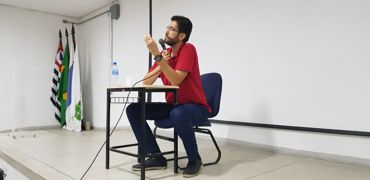 Foto: Professor Newton Ferreira da Silva em sua palestra na SNCT-2019