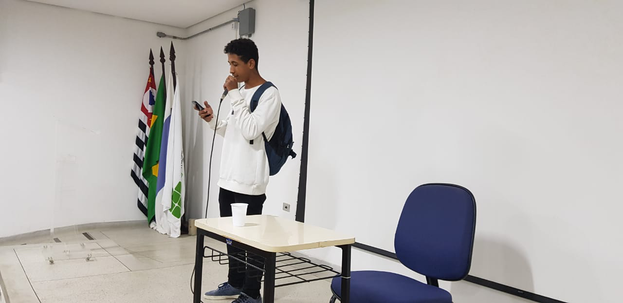 Foto: José Adriano lendo também uma poesia ao final da palestra