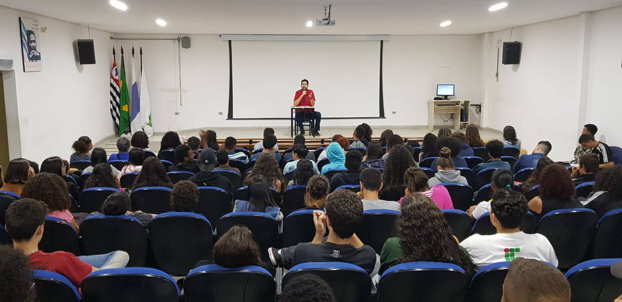 Foto: Palestra do professor Newton vista dos fundos do auditório