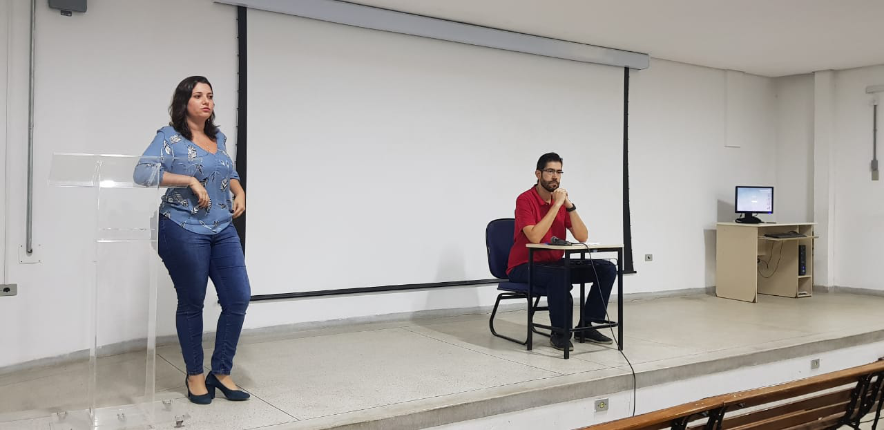 Foto: Professora Sheyla apresenta o professor Newton para os presentes