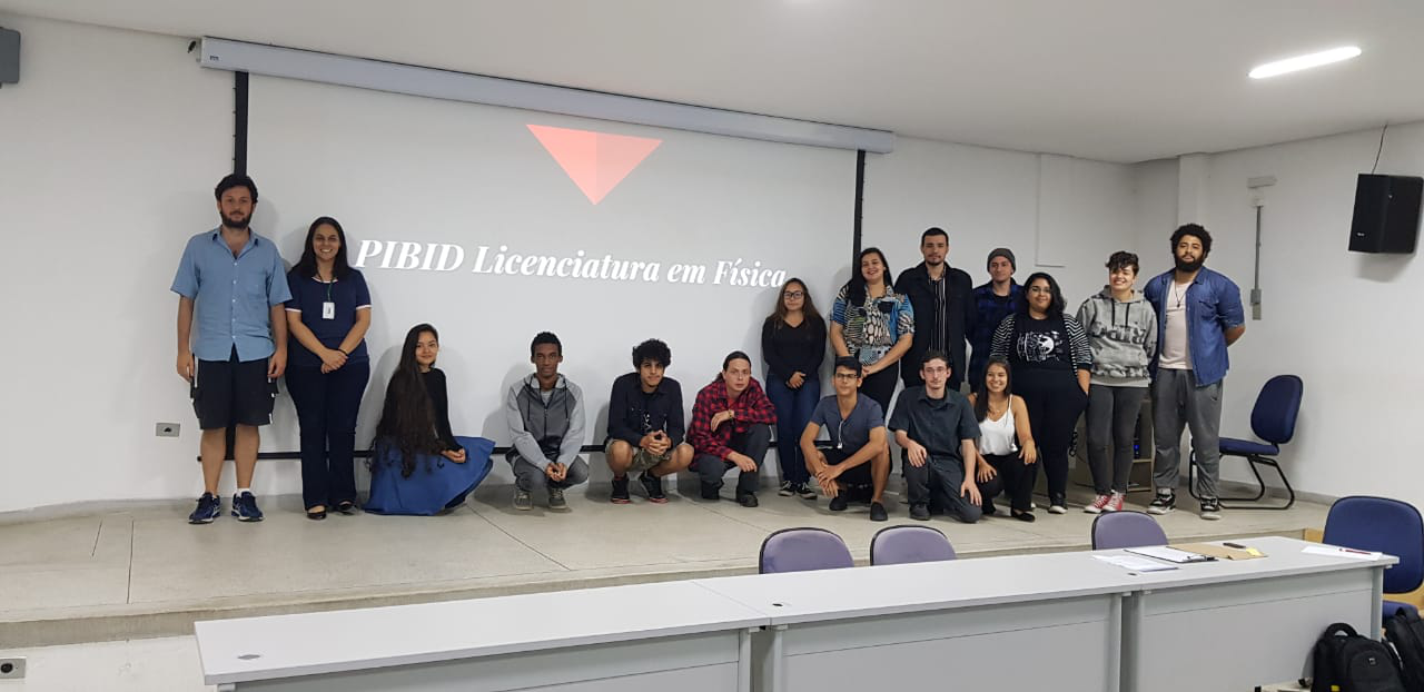 Foto: Professores Luis Fernando e Patricia com bolsistas do PIBID da Licenciatura em Física