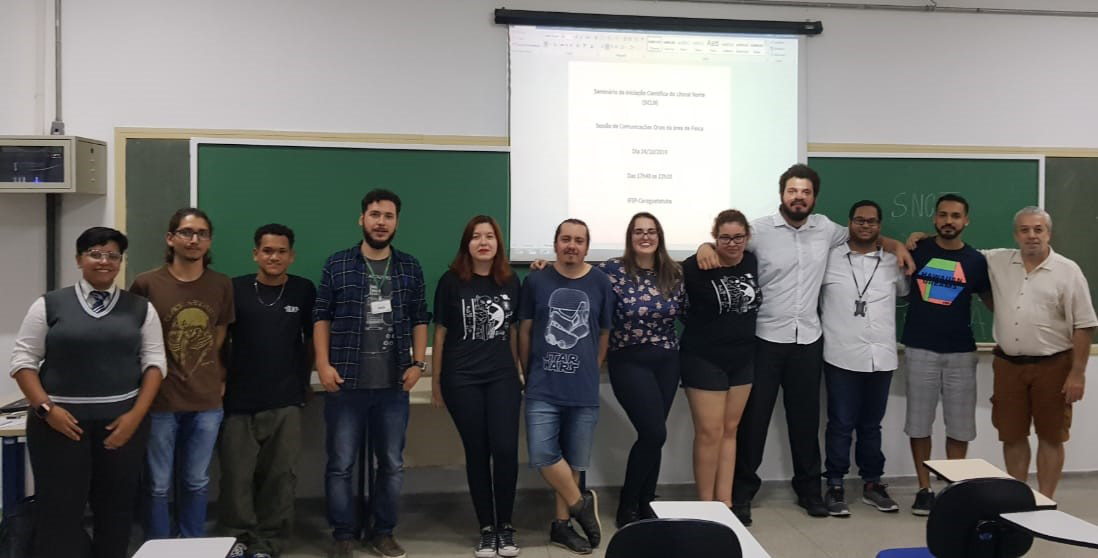 Foto: Alunos que apresentaram trabalhos, junto com seus orientadores Alex Lino e Ricardo Plaza