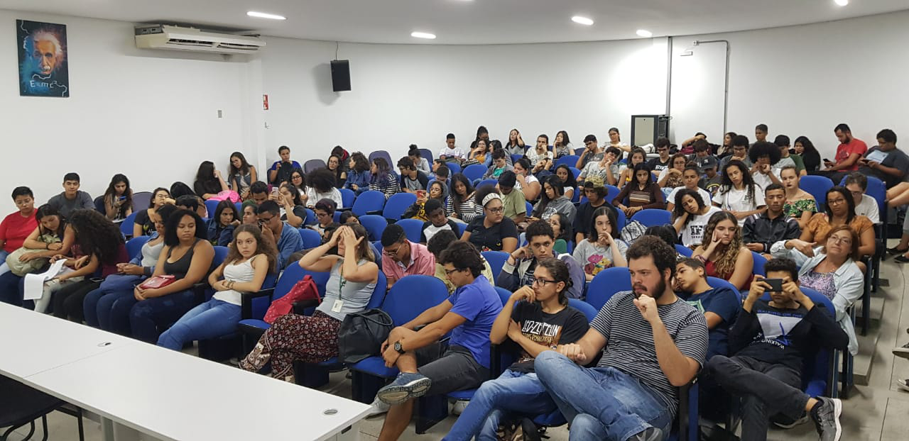 Foto: Público presente ao cinedebate acerca de “Sob a pata do boi”