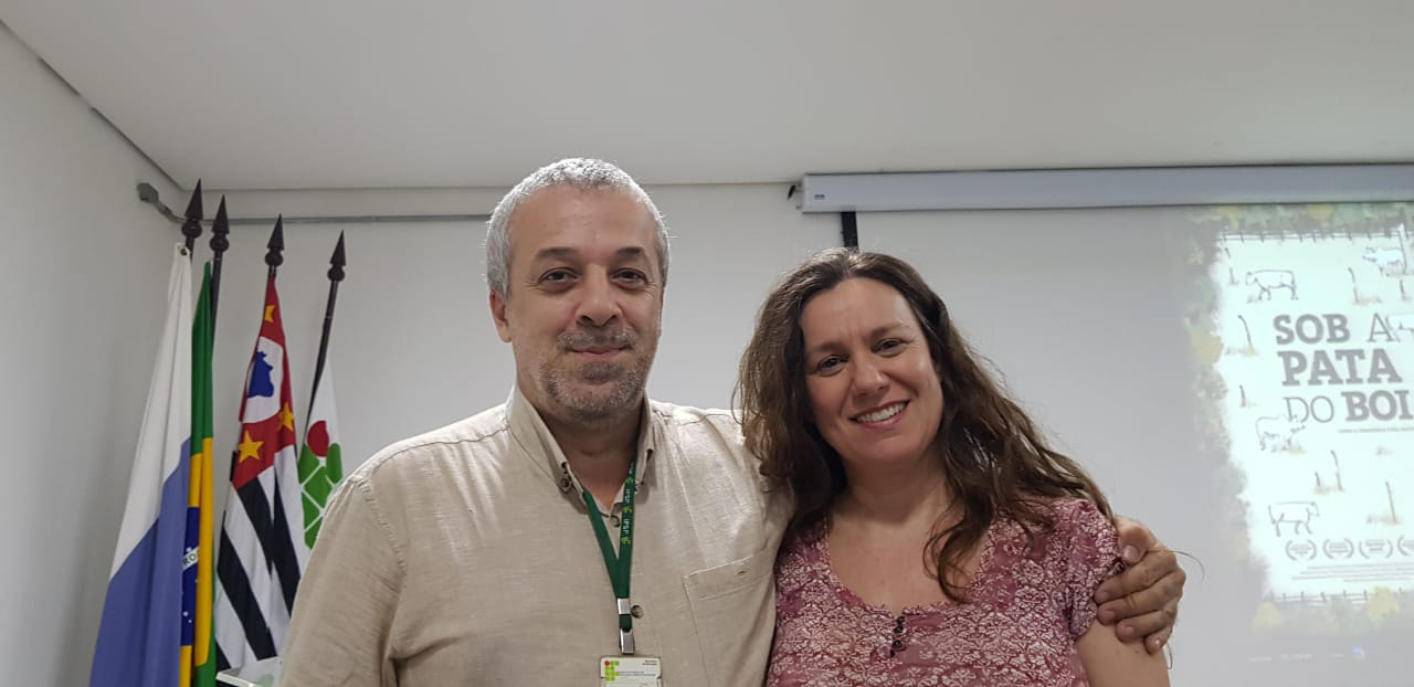 Foto: Professores Ricardo e Janice, antes do início da exibição de “Sob a pata do boi”