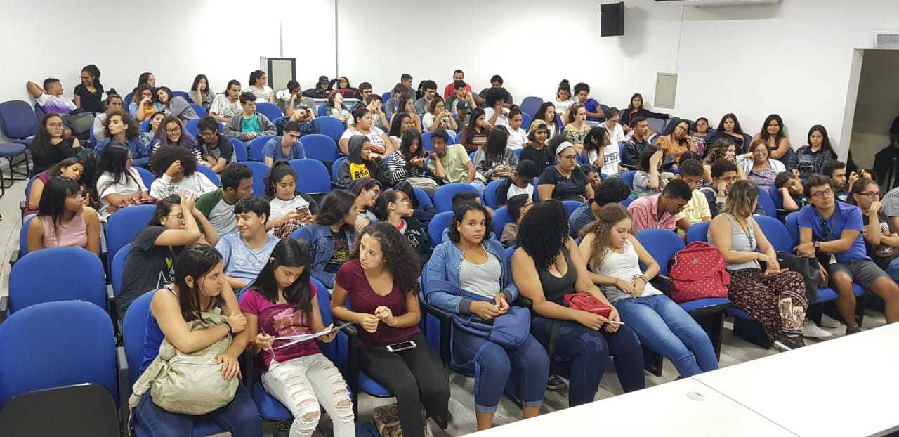 Foto: Público que esteve presente e assistiu “Sob a pata do boi”