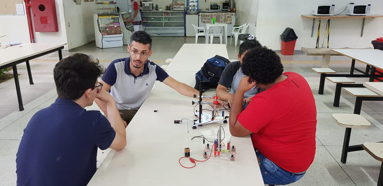 Foto: professor Aleandro explanou sobre os conceitos de física presentes nos experimentos