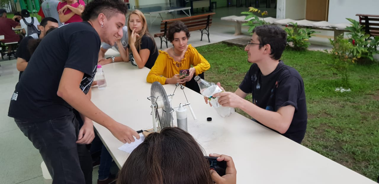 Foto: Experimento é realizado pelos estudantes da licenciatura em física