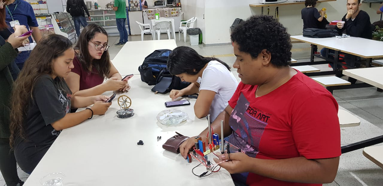 Foto: Alunos da física montam experimentos no pátio do IFSP