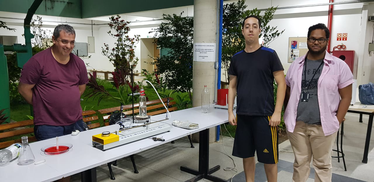 Foto: estudantes Flávio, Wilson e João junto a um dos experimentos expostos