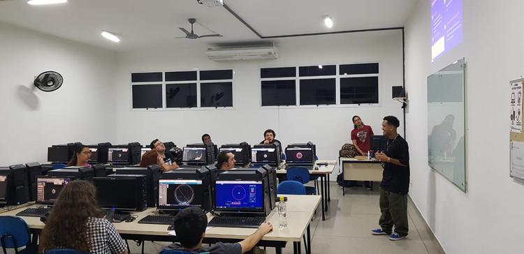 André em apresentação durante a oficina Conhecimentos de Física Aeroespacial