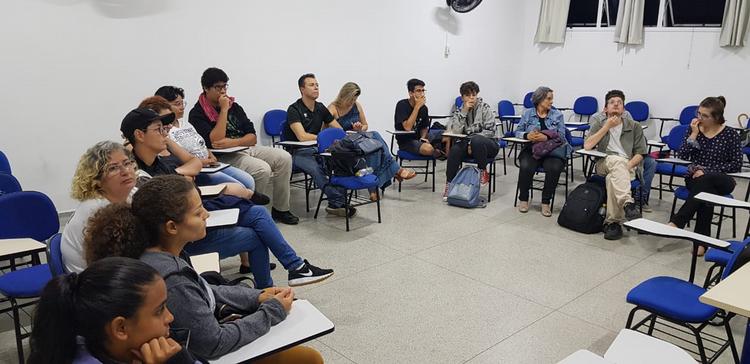 Público presente à oficina Rodeados por preconceitos da noite