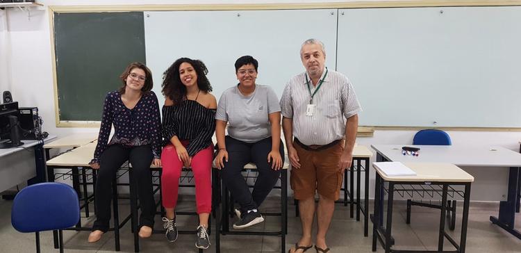 Amanda, Beatriz, Nicoli e professor Ricardo na preparação da oficina da manhã