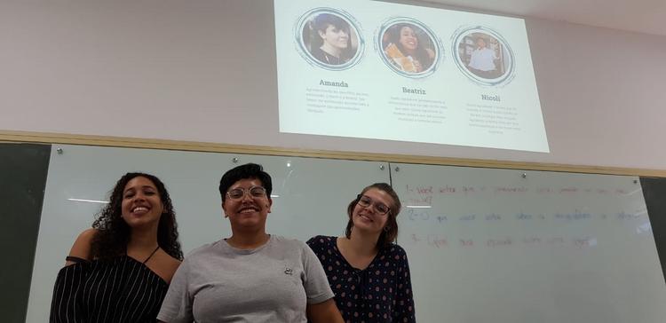 Beatriz, Nicoli e Amanda, bolsistas orientadas pelo professor Ricardo Plaza