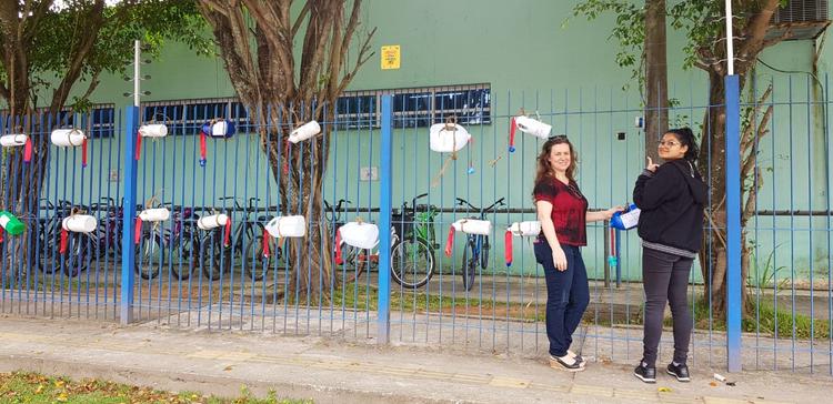 Professora Janice com aluna na montagem da instalação em frente ao IFSP