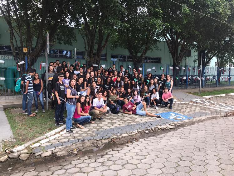 Professores Mauro e Janice com alunos em frente à instalação