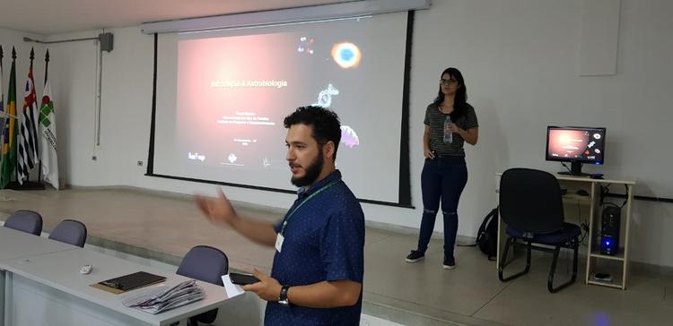 Professor Alex apresenta a professora Thays para o público presente na palestra