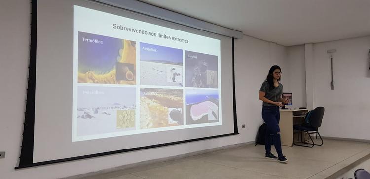 Professora Thays Bentes em sua palestra sobre Astrobiologia