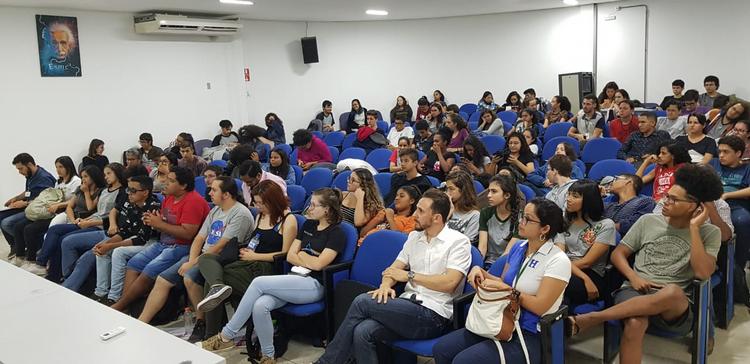 Público presente assistiu atentamente a palestra da professora Thays Bentes