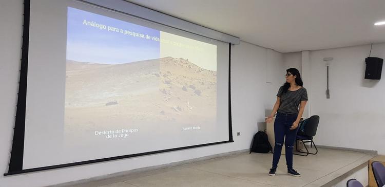 A professora Thays analisou regiões da Terra com condições próximas das marcianas