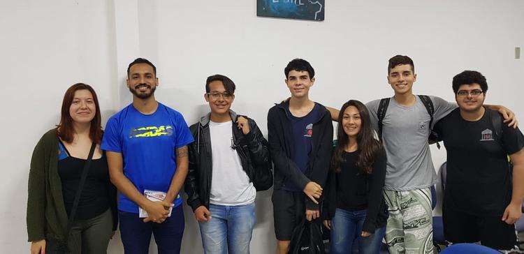 Lara e Kaua com alunos do Instituto Educacional Dinâmico presentes na palestra