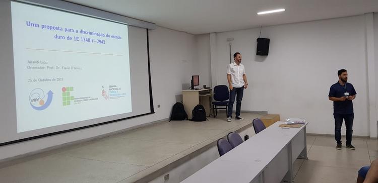 Professor Alex apresenta o professor Jurandi para as pessoas presentes na palestra