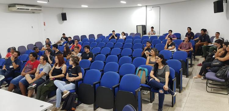Público presente assistiu com atenção a palestra do professor Jurandi