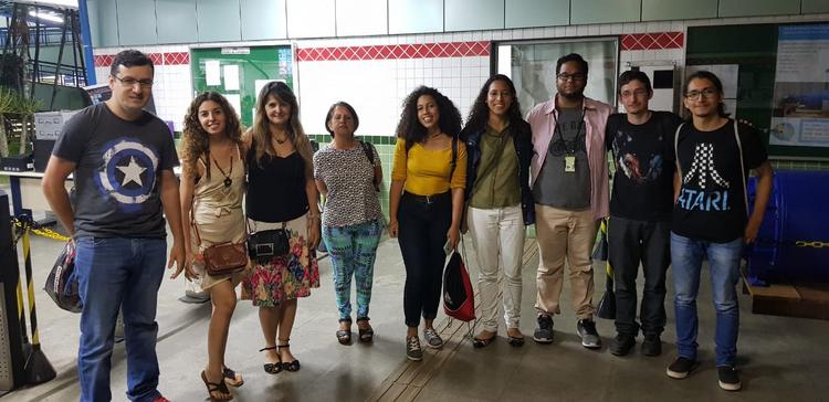 Estudantes presentes se reúnem após a palestra na saída do IFSP-Caraguatatuba